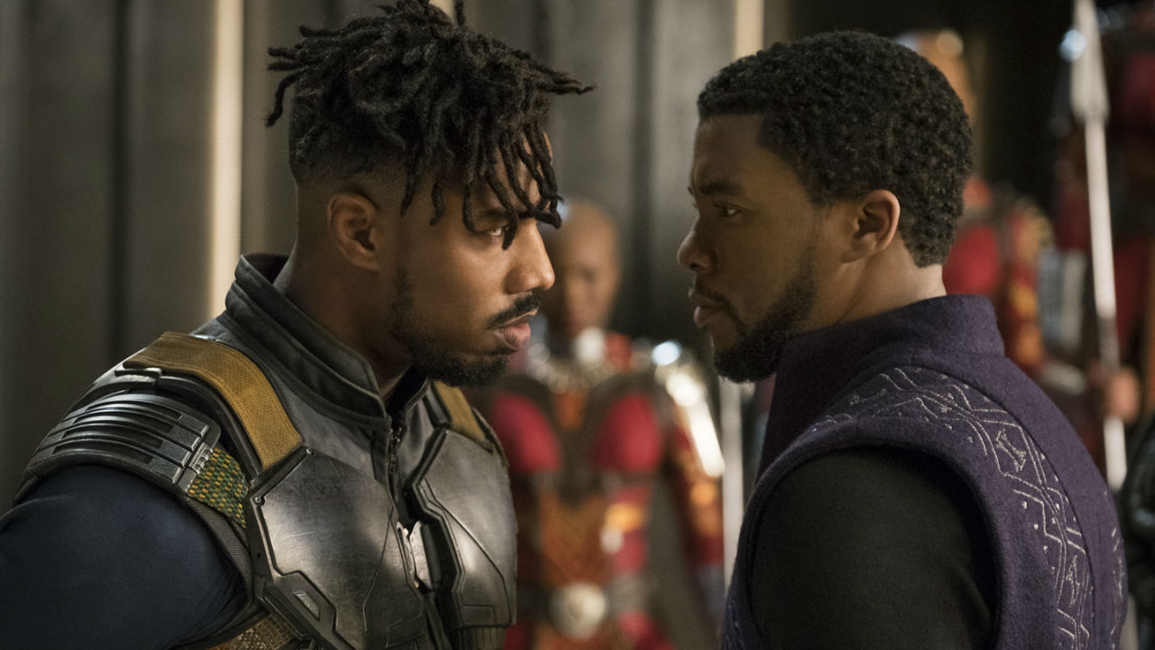 左 Erik ( Michael B. Jordan ) 右 T'Challa ( Chadwick Boseman ) 在性格及想法上處於對立，但同為黑人追求幸福的心是一致的。左 Erik ( Michael B. Jordan ) 右 T'Challa ( Chadwick Boseman ) 在性格及想法上處於對立，但同為黑人追求幸福的心是一致的。