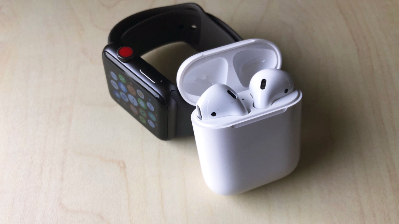 AirPods 本身就和 iPhone 及 Apple Watch 十分配合，所有操作都可用 Apple Watch 實現。